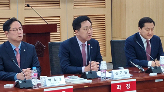 김기현 국민의힘 대표가 24일 오전 서울 여의도 국회 의원회관에서 열린 당 여의도연구원 주최 한미·한일·한미일 연쇄 정상회담 평가 및 과제 토론회에 참석해 인사말을 하고 있다.<김민수 국민의힘 대변인 페이스북 사진>